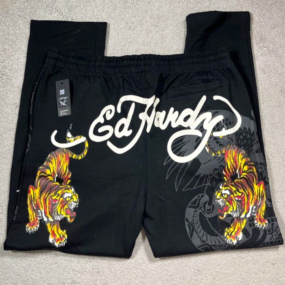 This is an XL black sweats, fits like a Large